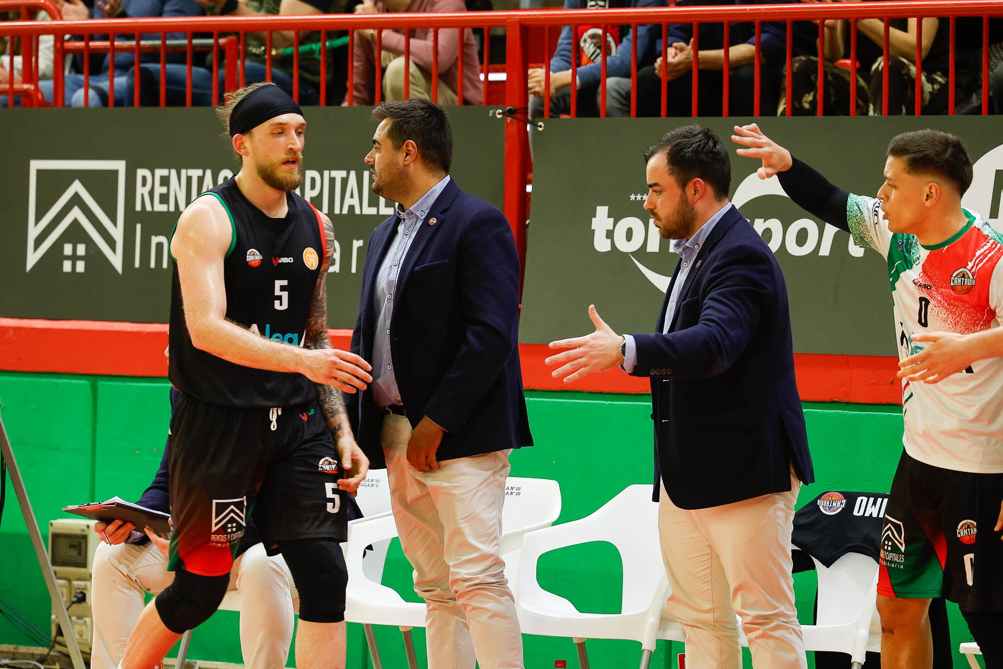 Littleson saluda al banquillo torrelaveguense.