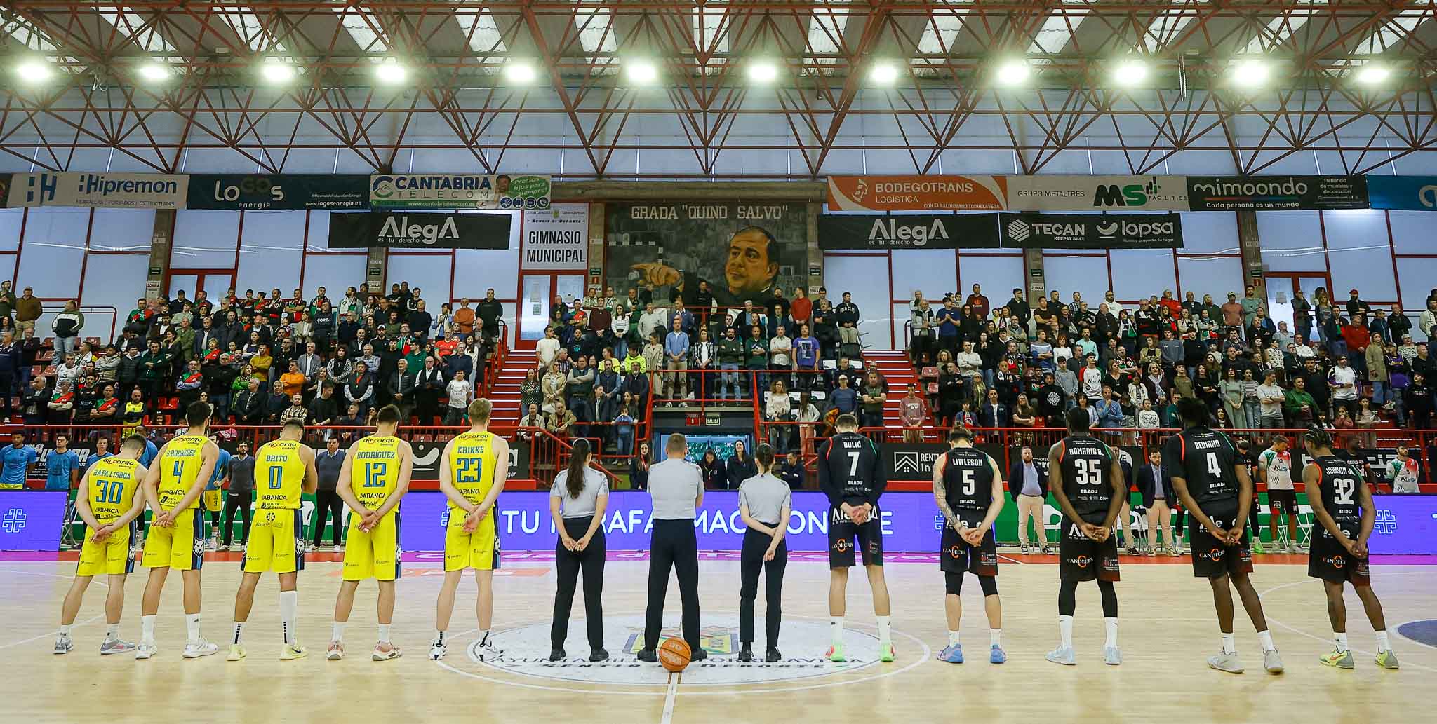 Los jugadores de ambos equipos, durante un minuto de silencio.