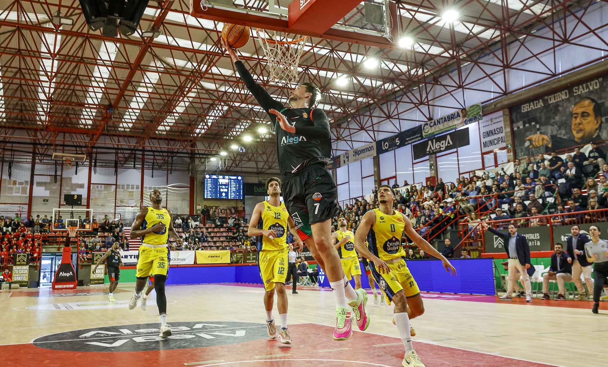 Bulic se dispone a anotar a aro pasado en la canasta del Ourense.