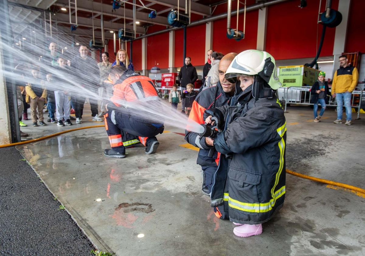 Los bomberos de Santander muestran su trabajo