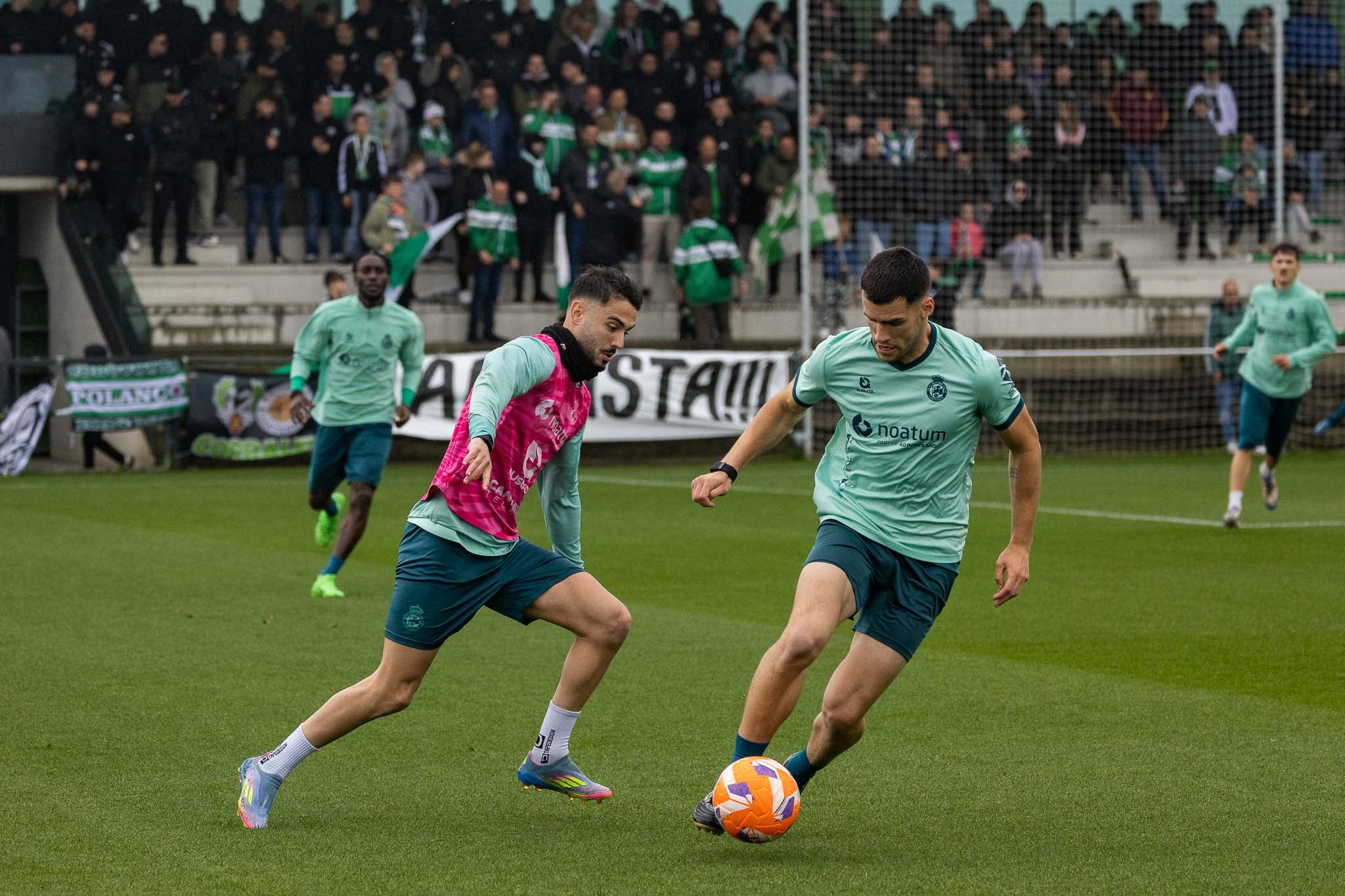 Mantilla lleva el balón ante la presión de Andrés Martín.