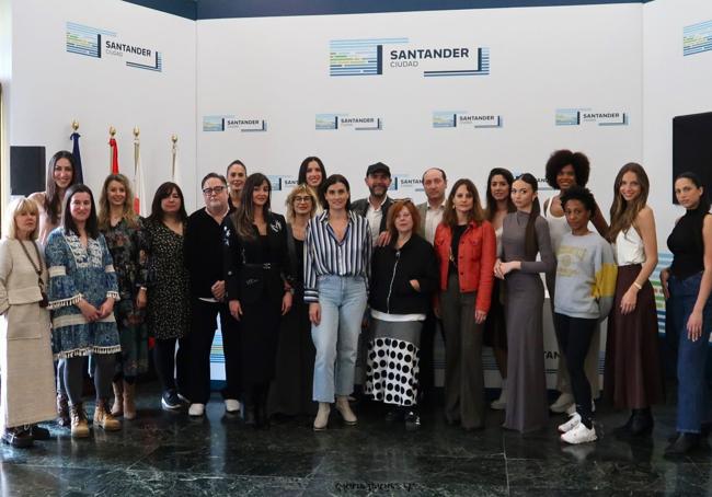 Foto de familia de la presentación de la Pasarela Moda Norte 2025 con la alcaldesa de Santander, Gema Igual, y la directora general de Cantur, Inés Mier.