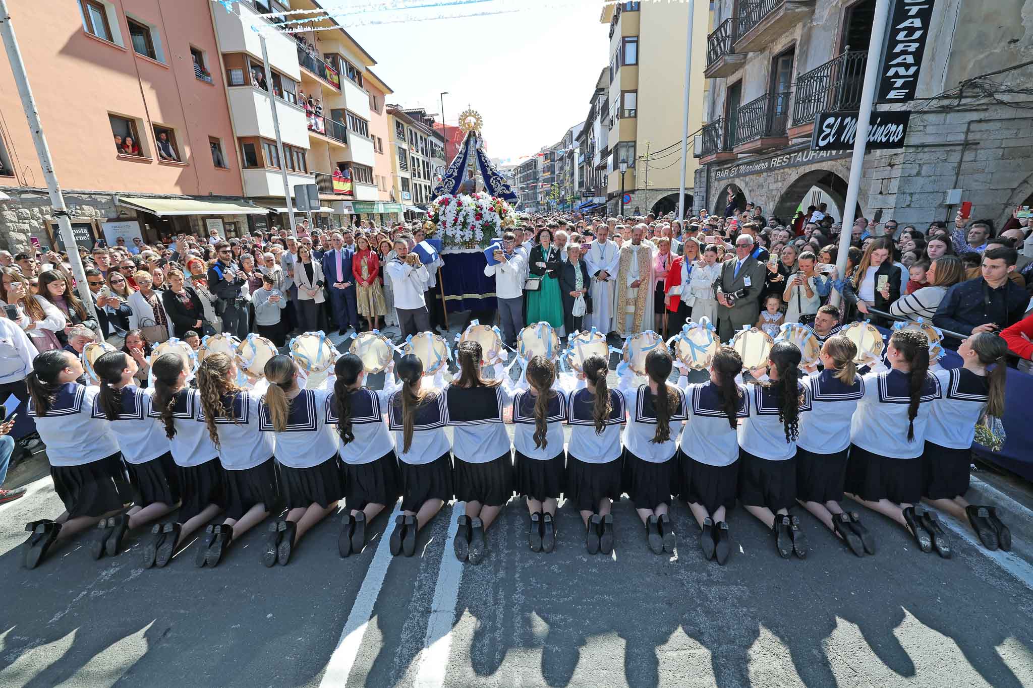 La actuación de las picayas, uno de los momentos mas seguidos de la procesión