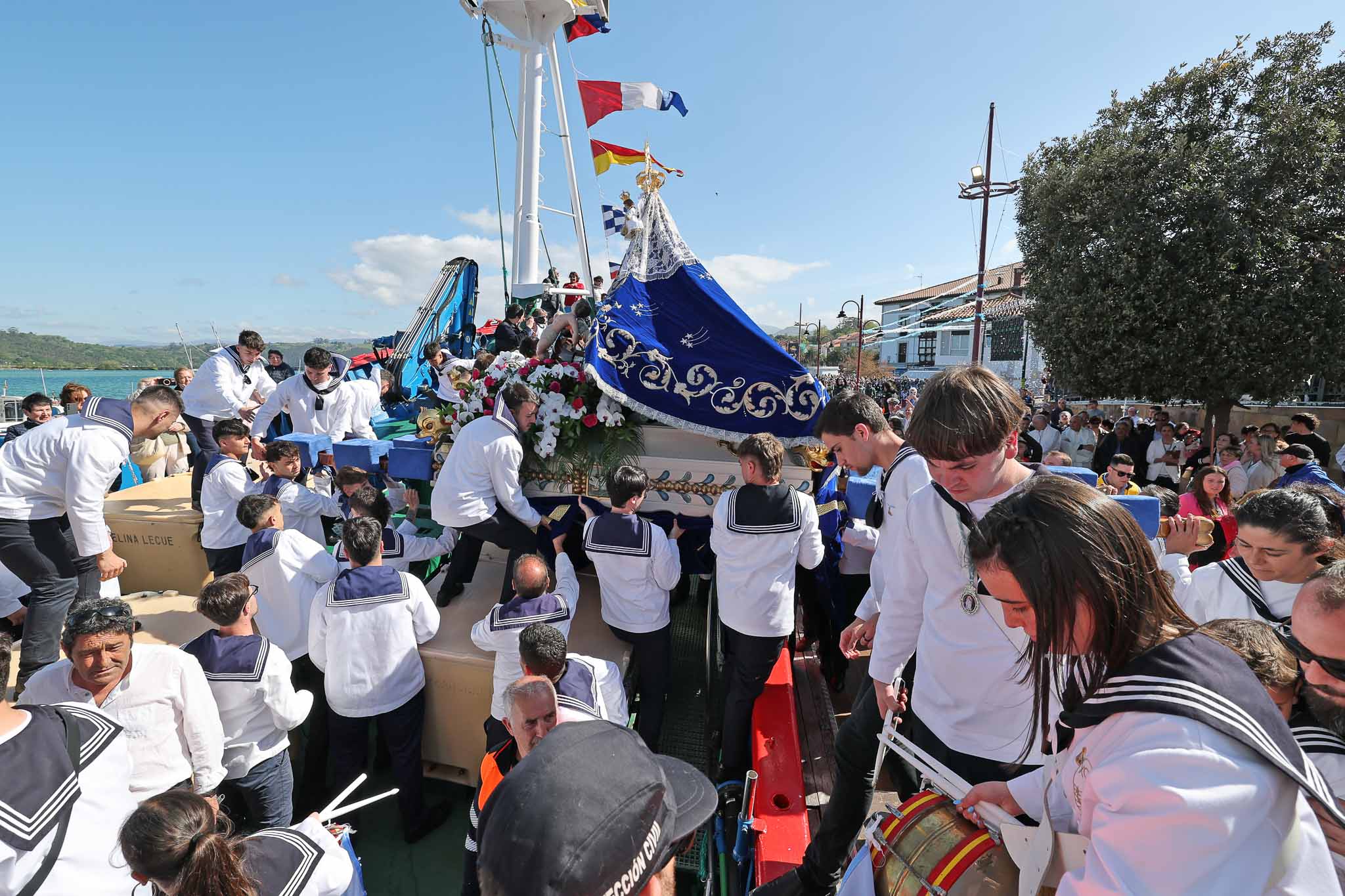 La imagen de la Virgen en el momento de embarcar en el pesquero Marcelina Lecue