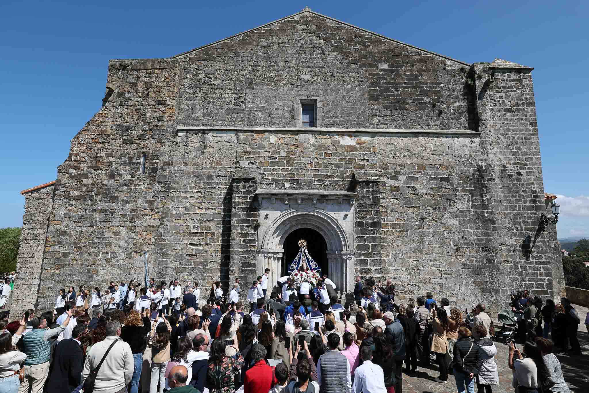 Salida de la imagen de la Virgen de la Iglesia de Santa María de los Ángeles