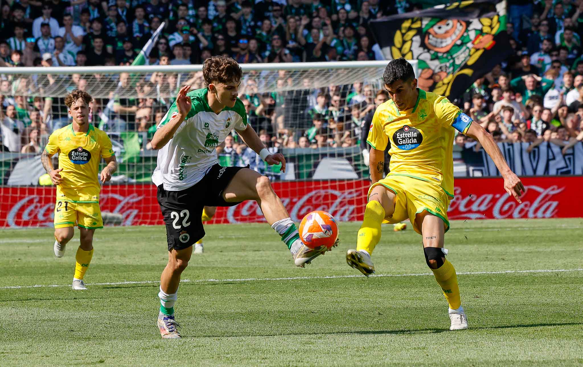 Pablo Rodríguez controla la pelota para ganársela a un jugador del cuadro gallego