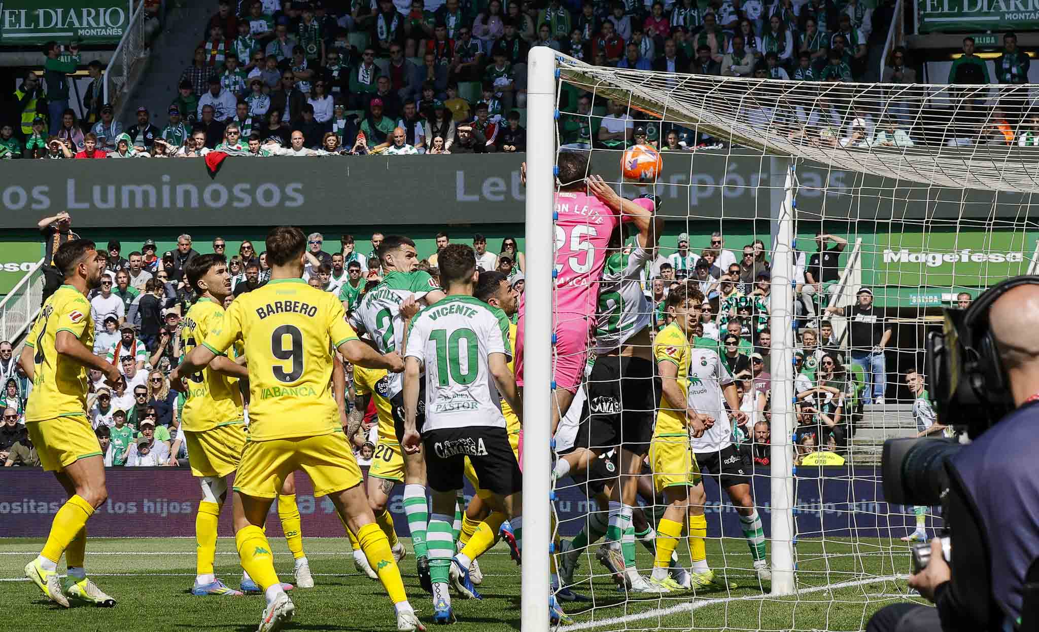 Helton Leite no pudo hacer nada en el gol de Javi Castro