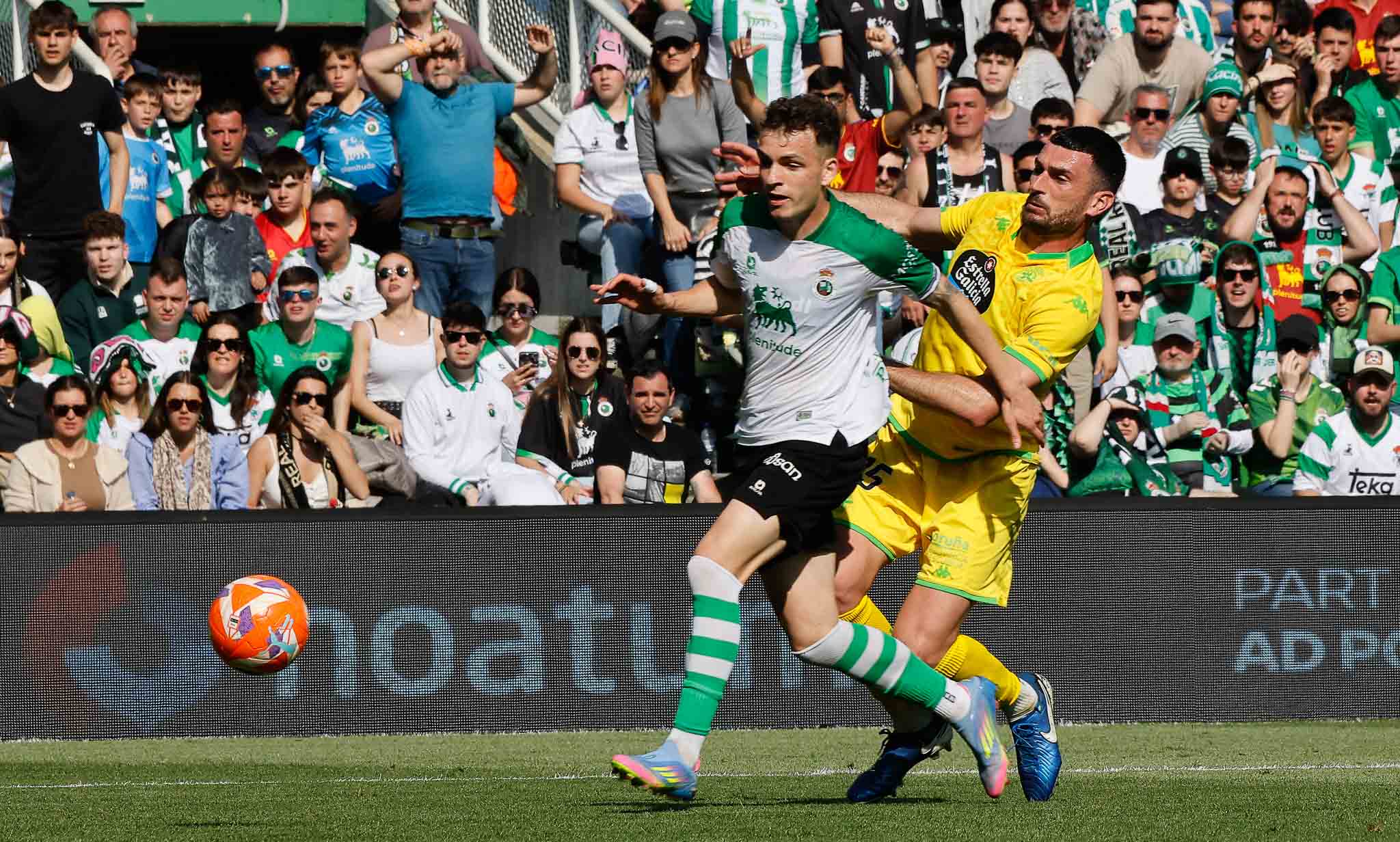 Íñigo Vicente trata de irse de un jugador del Dépor