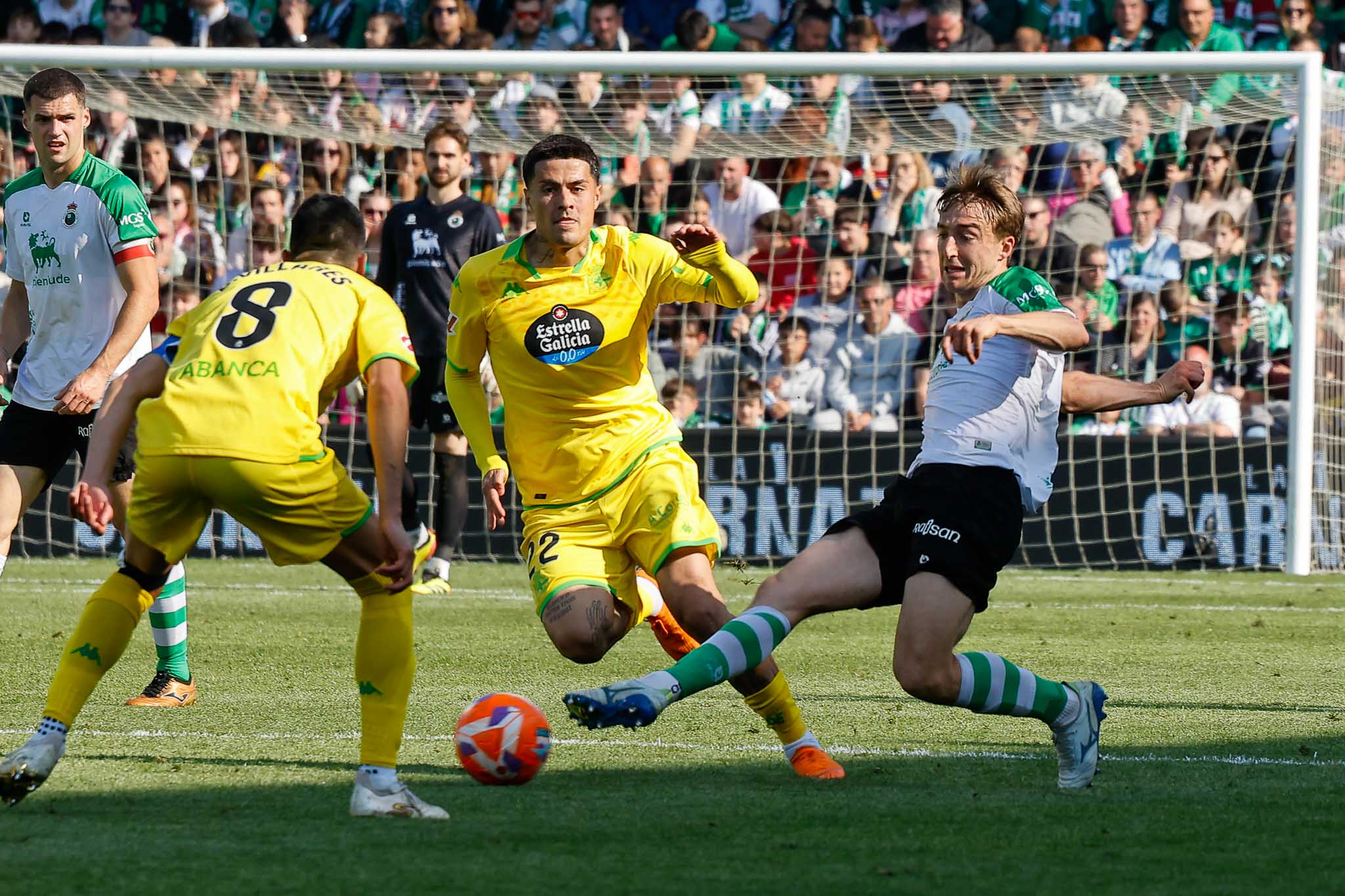 Javi Castro trata de despejar un balón en el área racinguista