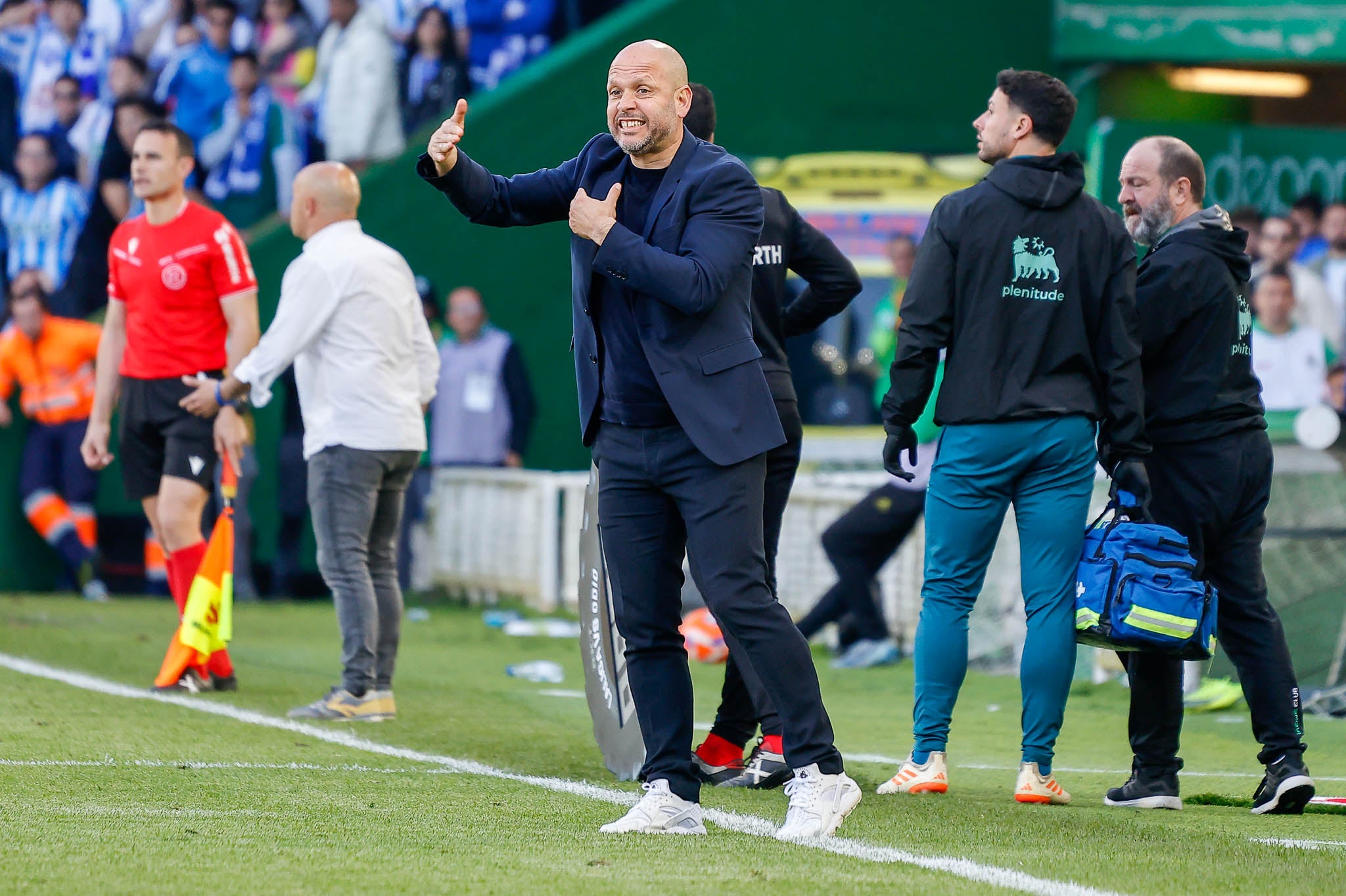 José Alberto da indicaciones a sus jugadores desde el banquillo 