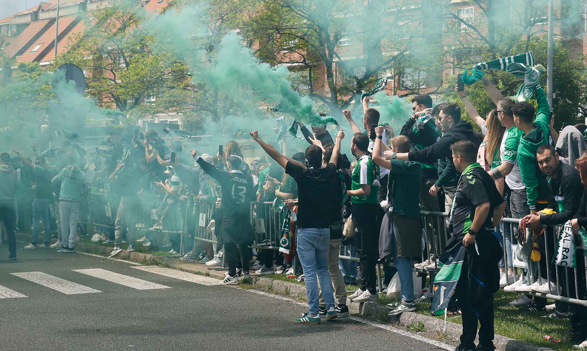 Los aficionados prendieron benagalas verdes para recibir a los jugadores