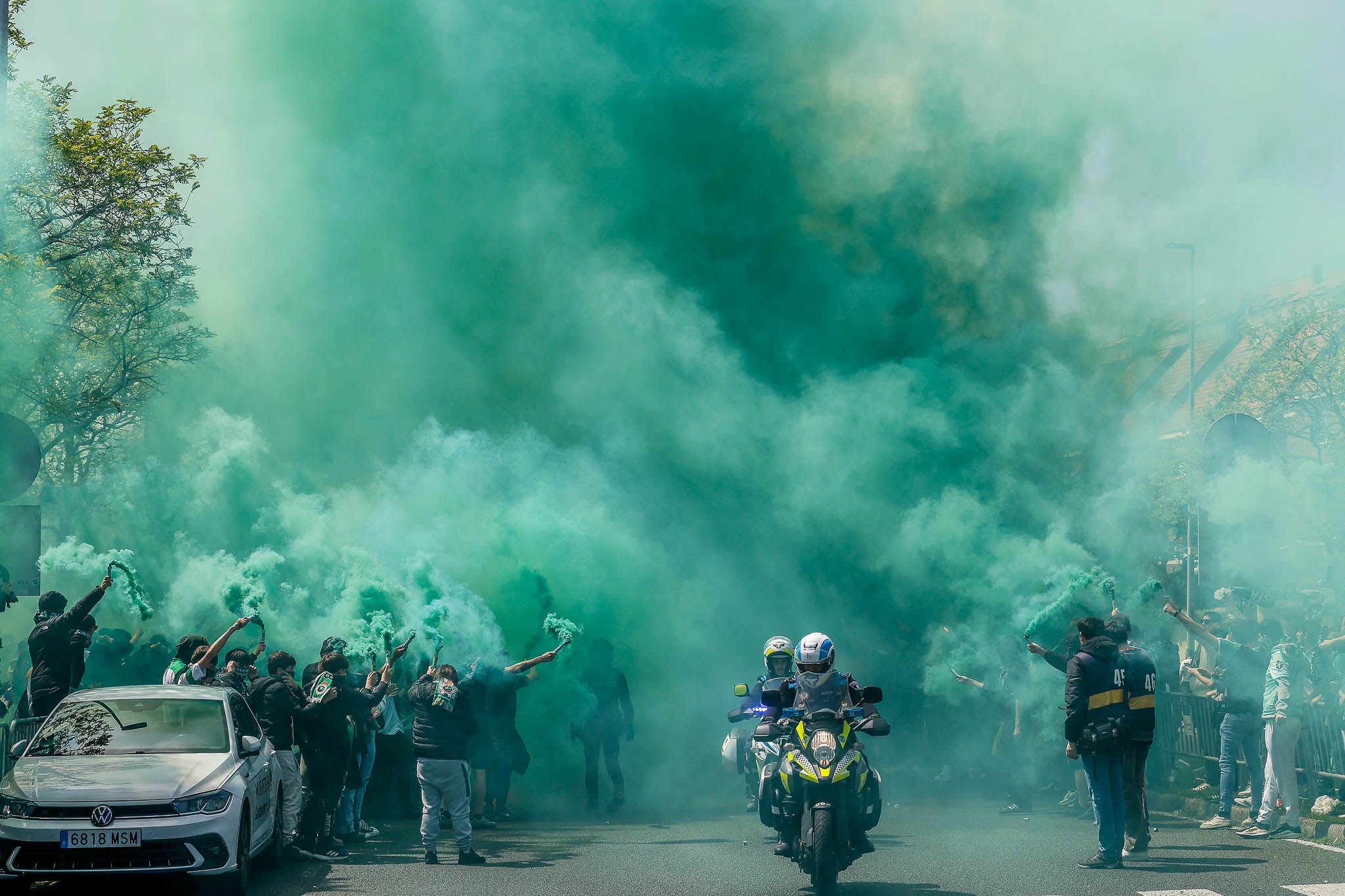 El verde de las bengalas tiñó de color el aire