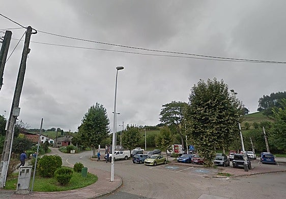 Este aparcamiento se conoce en Cabezón como El Reino, un de las áreas más amplias con las que cuenta el municipio para dejar los vehículos.