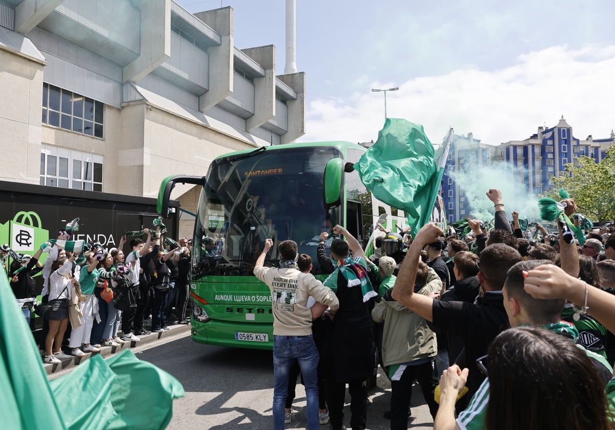 El autobús del Racing llega a El Sardinero recibido por la afición