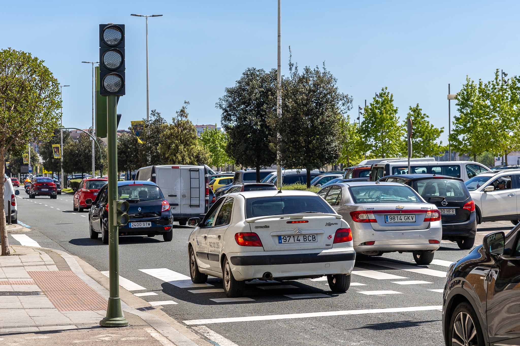 Los semáforos han dejado de funcionar en las ciudades, como este en Santander.