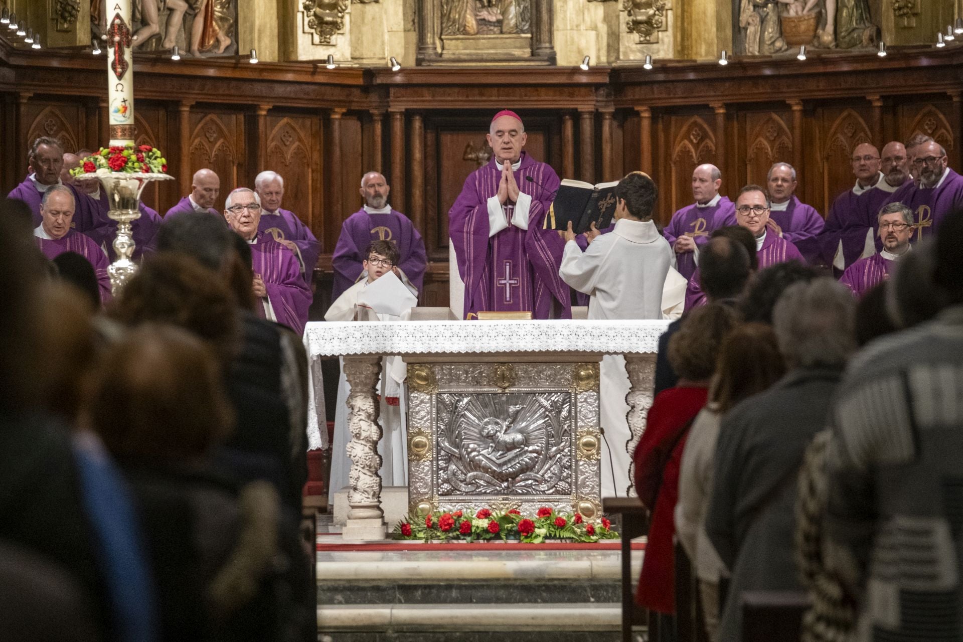 Una Catedral de Santander llena recuerda al Papa Francisco