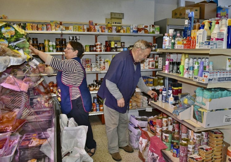Ana y Toño, propietarios de la tienda Analeti, en La Pontanilla.