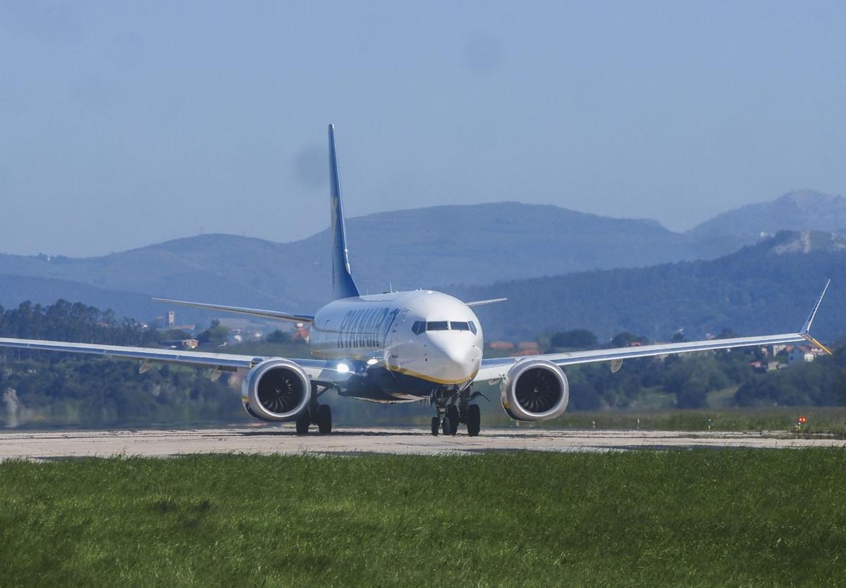 El aeropuerto Seve Ballesteros, un oasis de normalidad gracias a sus generadores
