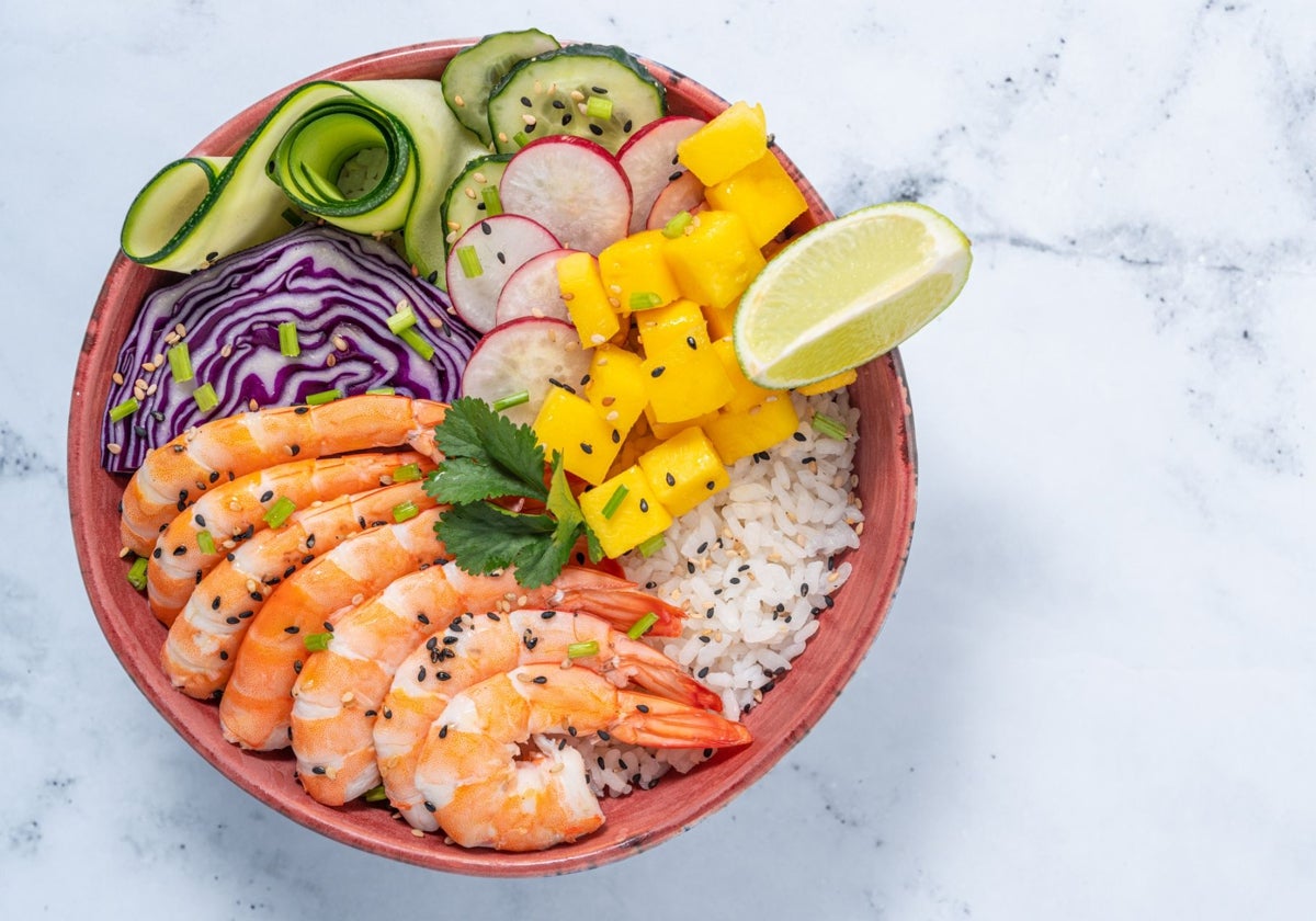Poke bowl de gambas, pepino y mango