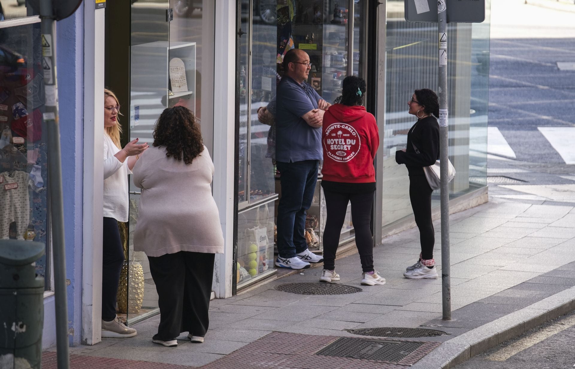 Los dueños y empleados de dos comercios en Santander salen a la calle a charlar sobre el apagón.