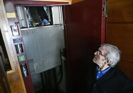 na persona observa a una vecina que quedó atrapada en un ascensor.