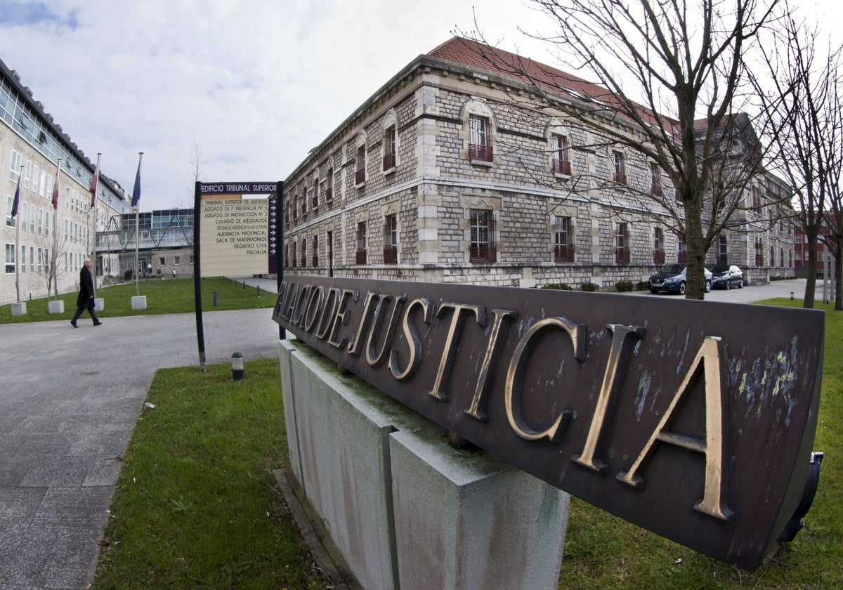 Patio principal del Complejo Judicial de Las Salesas.