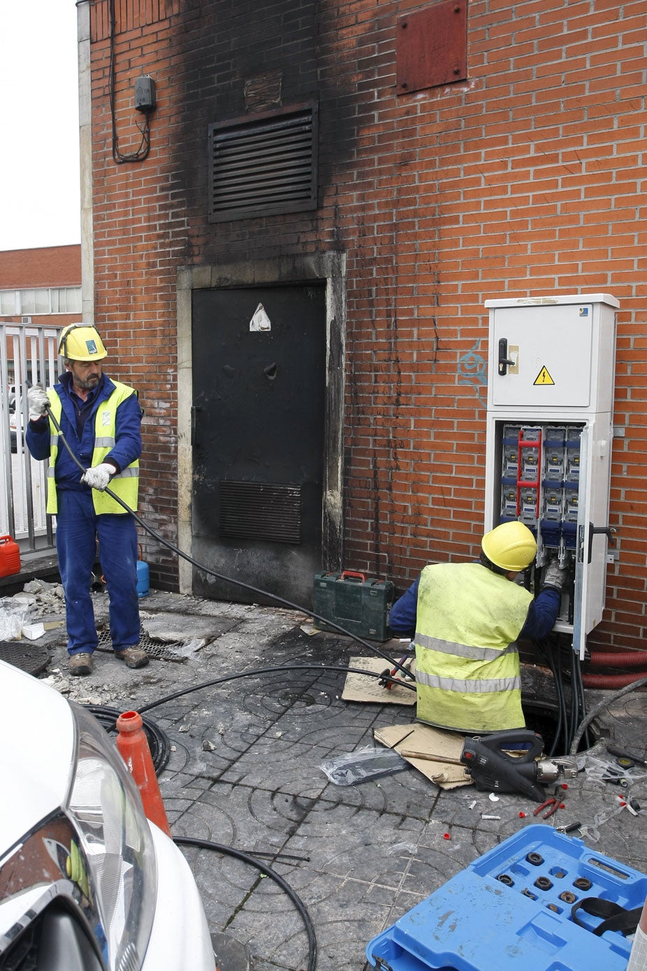Operarios reparando la avería provocada por varios transformadores eléctricos que explotaron tras incendiarse en julio de 2010.