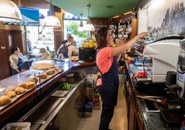 Flori Revuelta, junto a la cafetera del Chema.