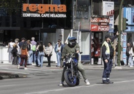 La Policía Local dirigió el tráfico a falta de semáforos e hizo rondas para la ciudad para atender a los vecinos que lo necesitasen.