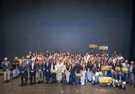 Foto de familia de participantes, organizadores y patrocinadores.
