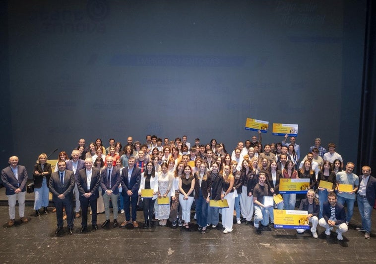Foto de familia de participantes, organizadores y patrocinadores.