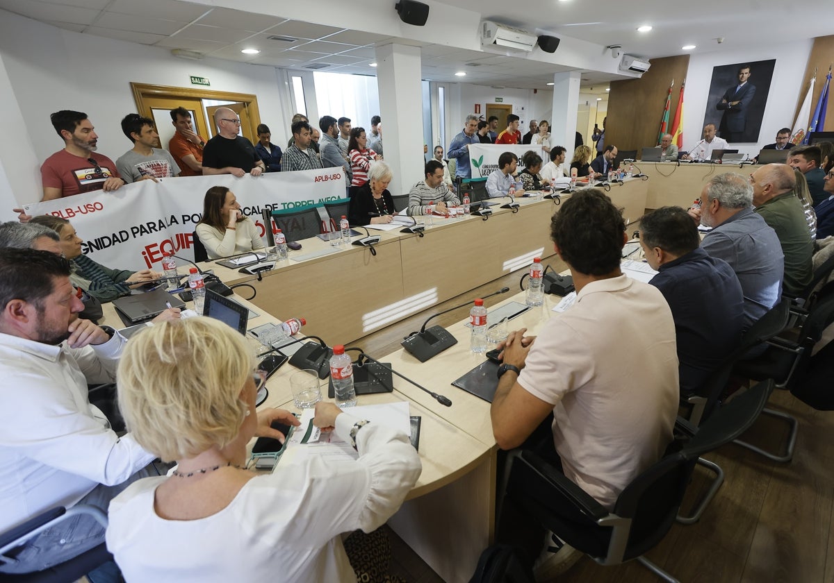 Los policías locales de Torrelavega vuelven al Pleno para exigir mejoras laborales