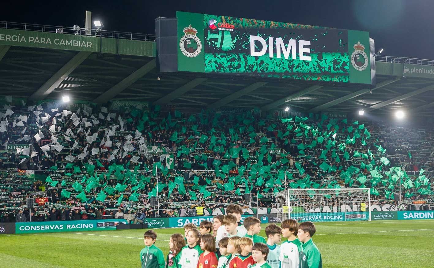 Un mosaico con banderines ante el Málaga.