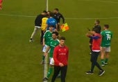 Momento en el que 'Miguelín', en la parte superior de la imagen, propina el cabezazo al colegiado del partido.