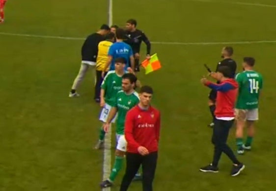 Momento en el que 'Miguelín', en la parte superior de la imagen, propina el cabezazo al colegiado del partido.