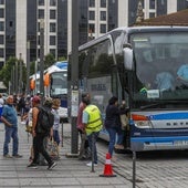 Un grupo de usuarios, el verano pasado, se sube a un autobús en Santander por el corte ferroviario que se prolongó durante todo agosto.