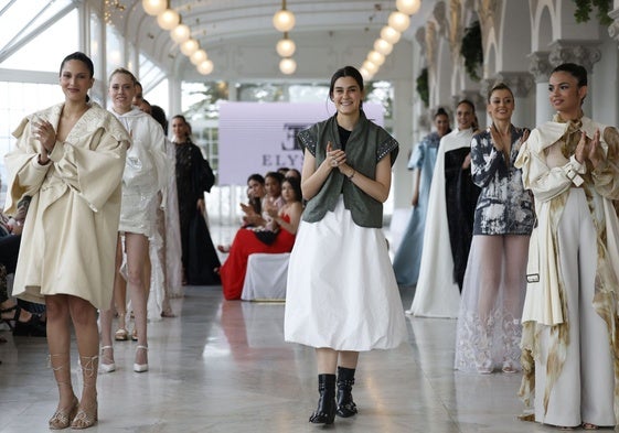 Las prendas diseñadas por Eva Gómez, de la marca Elysea Studio, que se ha llevado el premio ex aequo a la Mejor Colección. Vídeo de los desfiles de la tercera jornada.