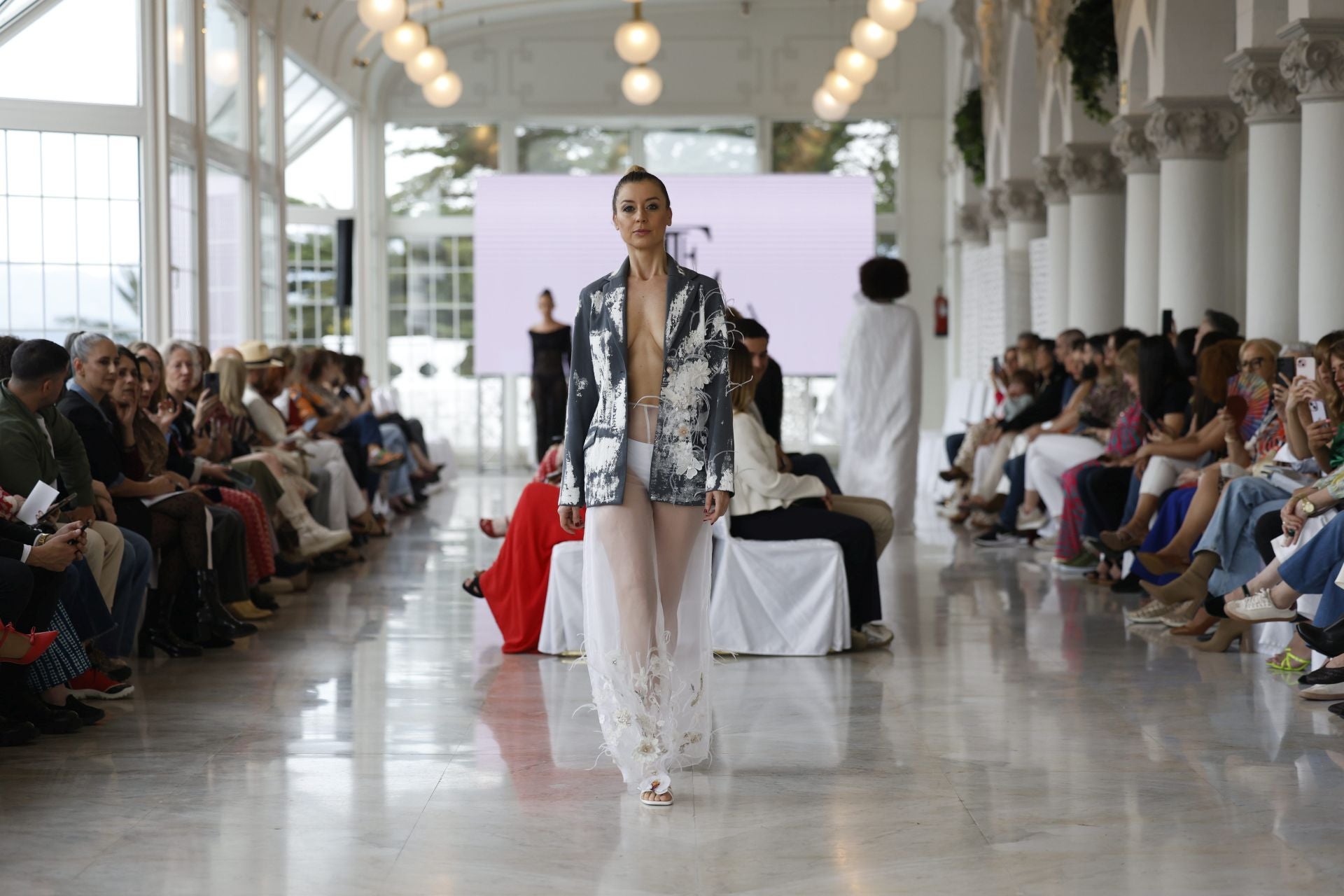 Vanessa Martínez con chaqueta y falda de Elysea Studio.