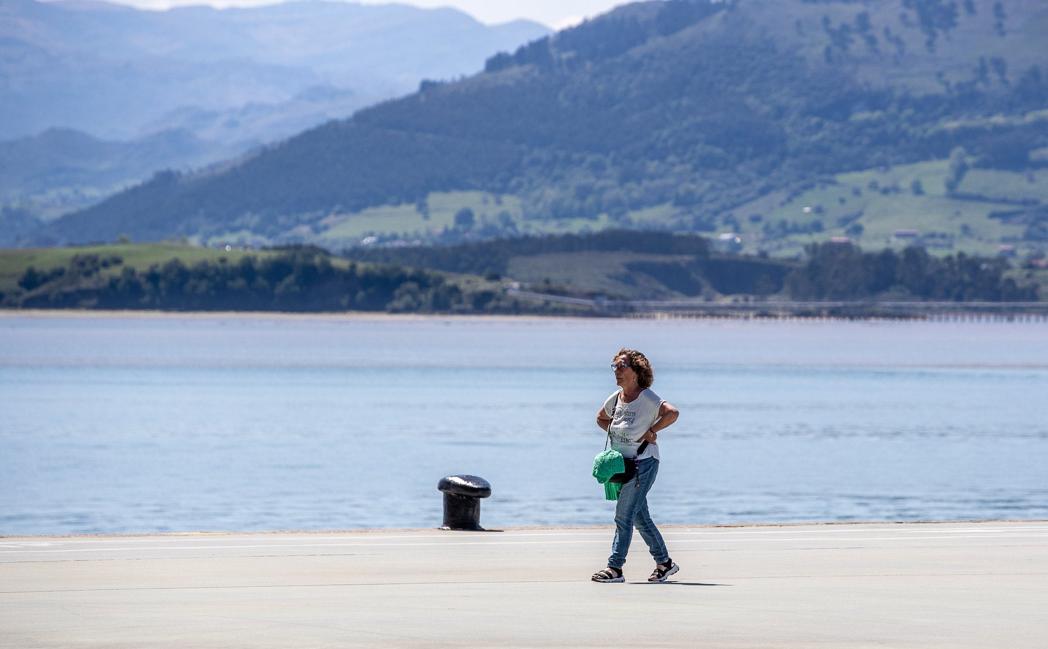 Mujer caminando por el paseo marítimo de Santander en plena canícula