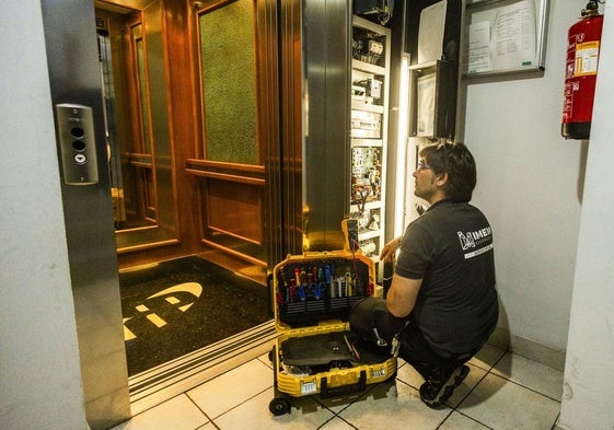 Un técnico de IMEM ascensores, ayer, durante un trabajo de reparación en Santander.