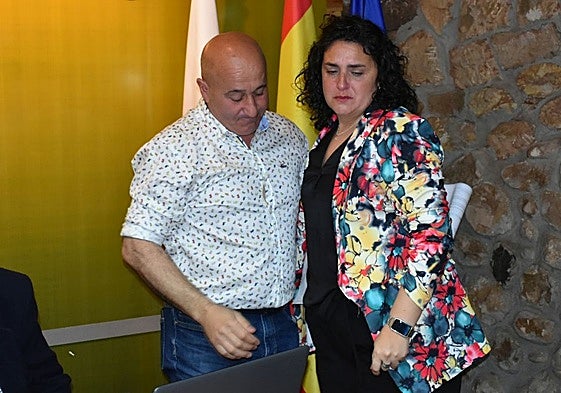 Abrazo del ya exalcalde, Agustín Molleda, con la futura regidora de Cartes, Lorena Cueto.