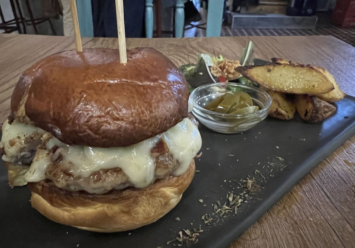 Hamburguesa con panceta ibérica, queso ahumado de La Pasiega, cebolla roja caramelizada y jalapeños.