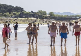 Las altas temperaturas han invitado a los cántabros a disfrutar de las playas.