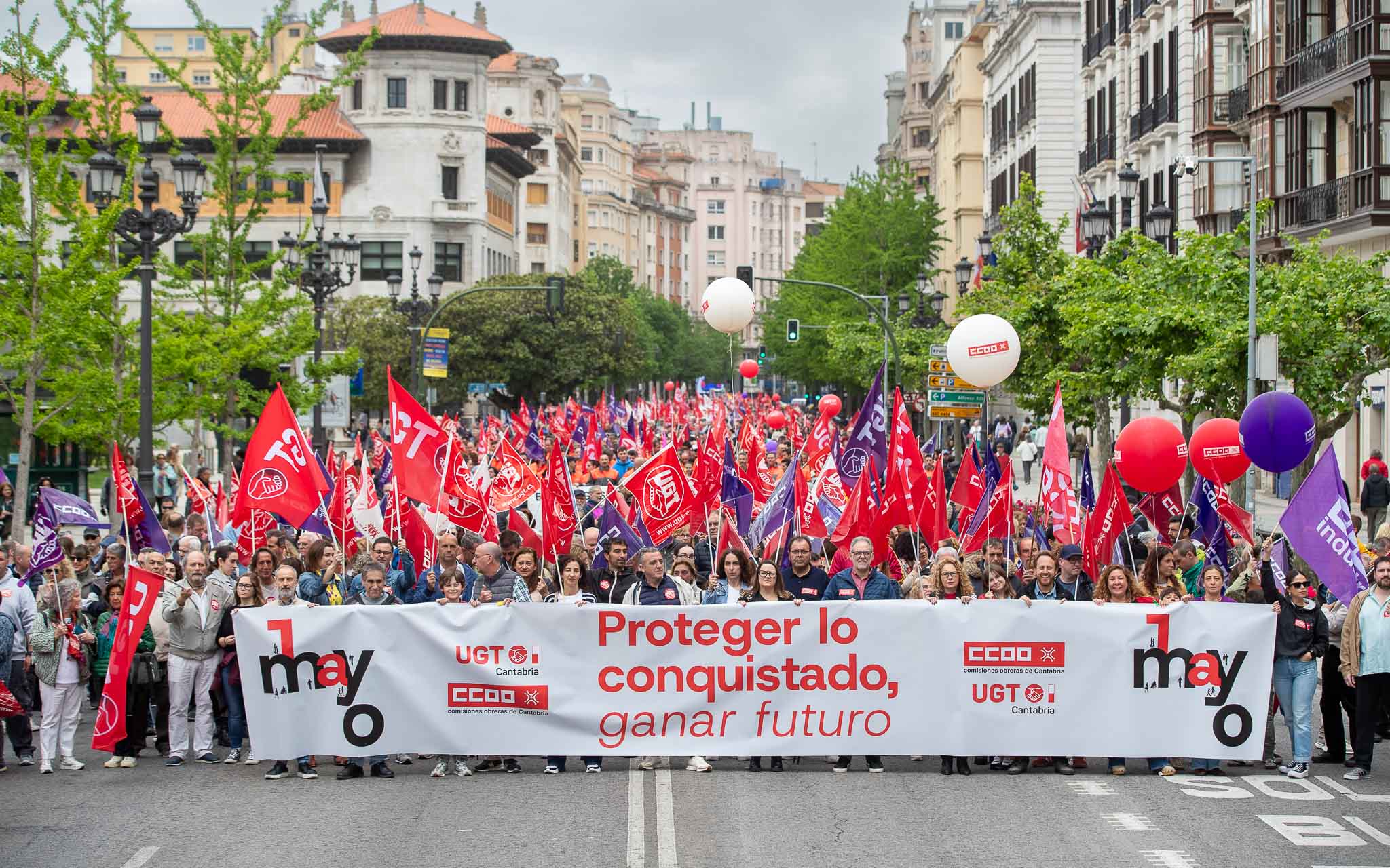 El río de gente que se ha formado ha cruzado la arteria principal de Santander.