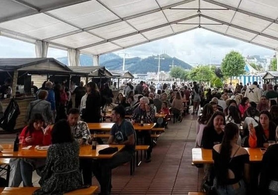 Público asistente a la Feria del Verdel de Castro en una edición anterior.