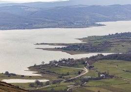 Vista aérea del pantano del Ebro, en cuya superficie se habíaproyectado un gran parque fotovoltaico flotante.