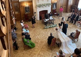 Enlace oficiado por la alcaldesa, Gema Igual, en el hall principal del Palacio.