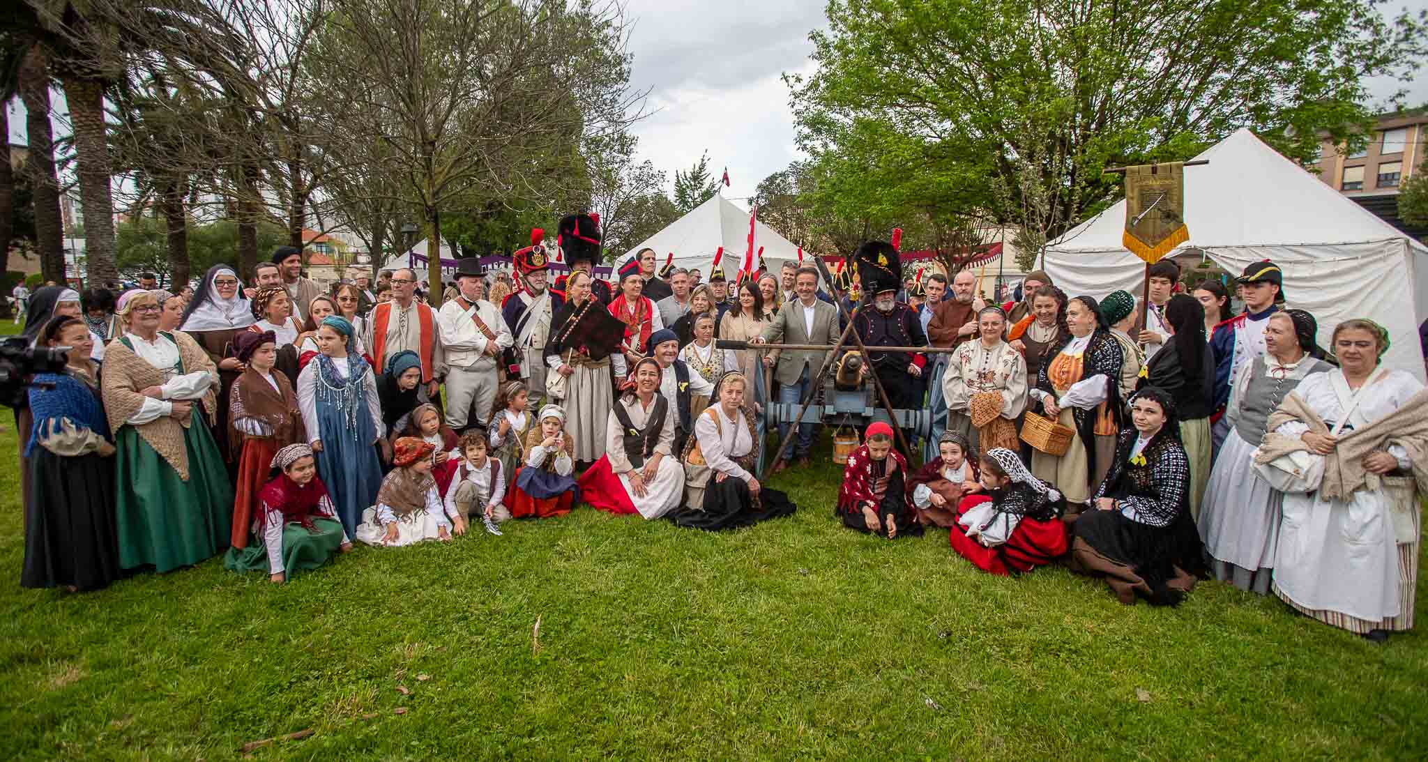 Foto de familia de los artilleros, autoridades y otros figurantes de época, tras los disparos en honor a Velarde. 