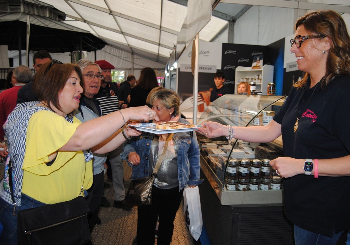 Degustación de anchoas en la carpa instalada en Santoña y galería de fotos de la inauguración de la feria.