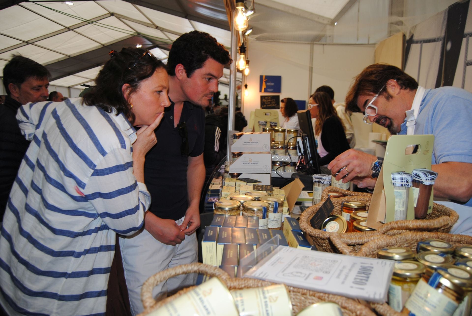 Los visitantes preguntan por el proceso de elaboración de la anchoa y sus variedades. 